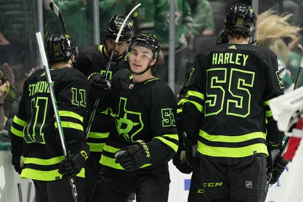 Devils second period barrage overwhelms Stars 6 2 in Jake Allen s